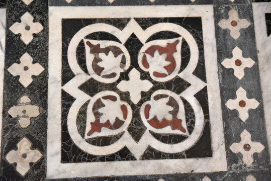 Pavement du Duomo &agrave; Lucca. Italie