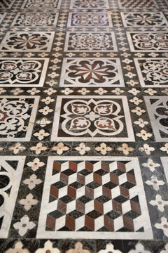 Pavement du Duomo &agrave; Lucca. Italie