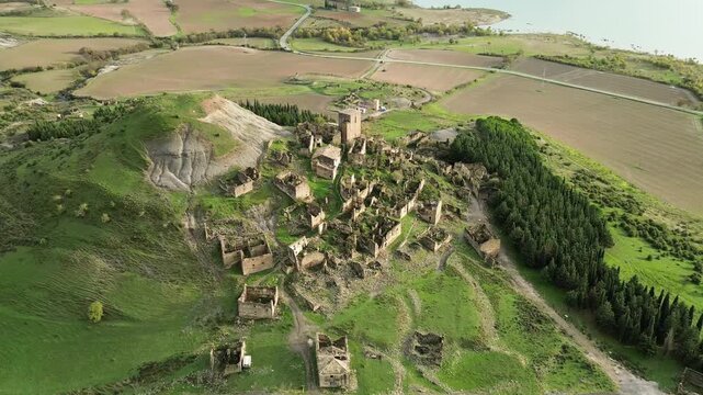 Esc&oacute; - Village abandonn&eacute; d'Esco - Aragon, Espagne - drone 4k
