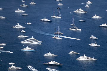 Obraz premium La Turbie, France - June 6, 2026: Luxury yachts and cruise ships anchored off Monaco during the Formula 1 Monaco Grand Prix qualifying weekend, viewed from Tête de Chien.