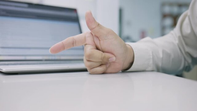 4K60P Close up of male hand snapping fingers on office desk, thinking and having a great business idea