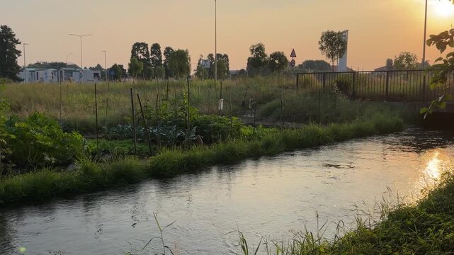 Canale con acqua a SEDRIANO, Italia, sunset over the river