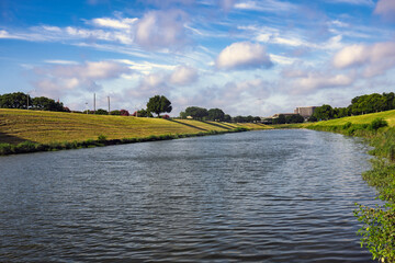 Fototapeta premium 2026-06-19 THE TRINITY RIVER IN FORT WORTH TEXAS WITH NICE VEGETATION AND A BEAUTIFUL SKY IN TH E EARLY MORNING