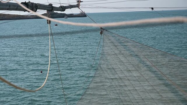 braccio di legno con reti da pesca di un antico trabucco sulle coste del gargano in puglia