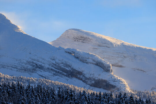 Grande Moucherolle et son oeil et la Petite Moucherolle en hiver.  Massif du Vercors - Villard-de-Lans - Is&egrave;re