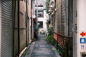 Naklejka premium 【#裏路地】静かな日本の裏路地風景