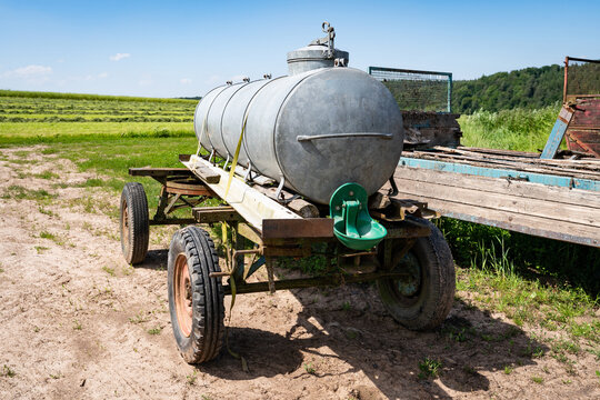 Mobiles Weidefass auf der Koppel &ndash; Wassertank zur Wasserversorgung von Weidetieren auf einem Anh&auml;nger.