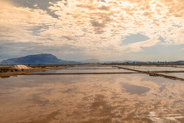 Lo spettacolo multicolore delle saline di Trapani, tra cielo, terra, sole e mare © alessandrogiam