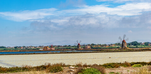 Lo spettacolo multicolore delle saline di Trapani, tra cielo, terra, sole e mare © alessandrogiam