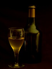 Obraz premium Verre de vin jaune et clavelin (bouteille)