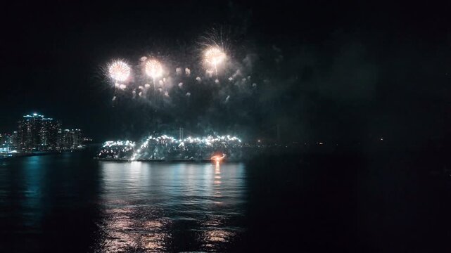 Dynamic firework patterns reflecting on Busan ocean, Korea - 한국 부산 바다에 투영되는 역동적인 불꽃 패턴