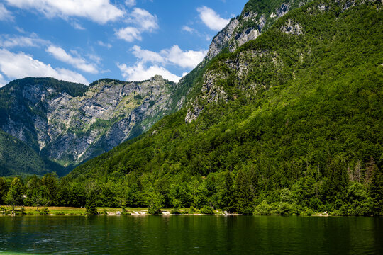 Lago Bohinj en Eslovenia con sus grandes monta&ntilde;as tras el durante un d&iacute;a de verano, excelente para hacer turismo rural y ecol&oacute;gico en naturaleza