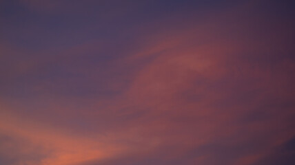 Fototapeta premium Dramatic Sunset Sky with Pink and Purple Hues