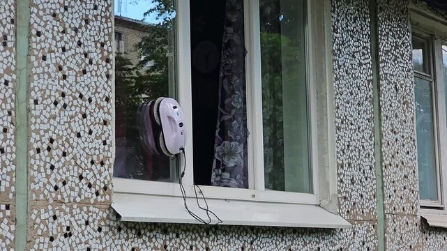 An electric cleaning robot washes windows.