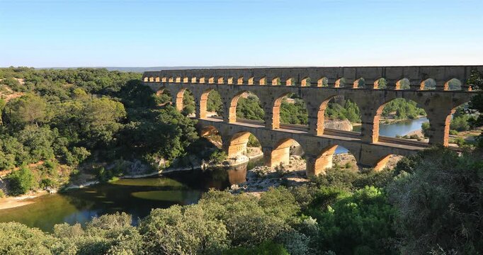 La rivi&egrave;re le Gardon qui passe en dessous du Pont du Gard au sud de la France