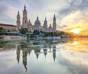 Fototapeta premium Basilica Our Lady river Zaragoza