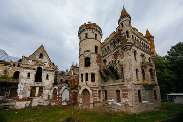 Fototapeta premium Old ruined castle. Former Khrapovitsky Estate in Muromtsevo