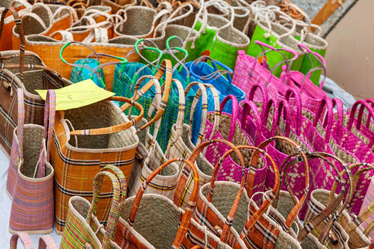 Bunte Korbtaschen auf dem Markt, Mallorca