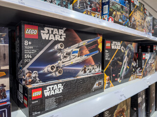 Obraz premium MADRID, SPAIN - FEBRUARY 27, 2026: LEGO Star Wars sets displayed on a store in Madrid, Rebel U-Wing Starfighter packaging, a symbol of star wars merch linked to disney franchise.