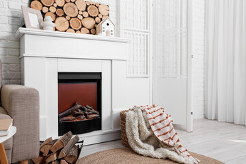 Obraz premium Cozy living room with white fireplace and blankets