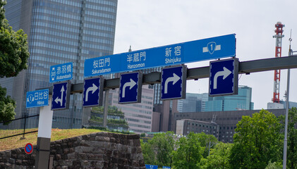 東京の道路標識とビル群 © 正太朗 落合