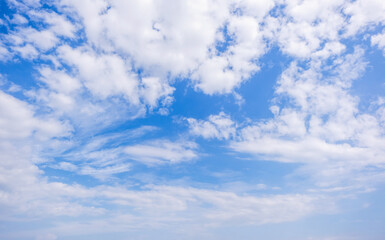 Obraz premium Clear Blue Sky with Soft White Clouds and Bright Natural Daylight Background, Beautiful Clear Blue Sky with Soft White Clouds and Ample Copy Space Clear blue sky with soft white clouds on a bright sun