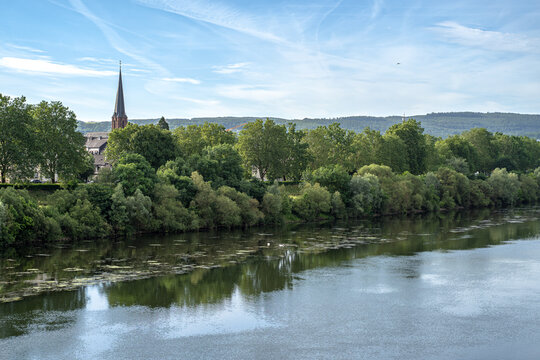 Unter dem alten Bogen der R&ouml;merbr&uuml;cke &ouml;ffnete sich der Blick auf die gem&auml;chlich dahinflie&szlig;ende Mosel. Das Wasser spiegelte den Himmel, als wollte es jedes W&ouml;lkchen f&uuml;r einen Augenblick festhalten.