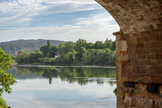 Unter dem alten Bogen der R&ouml;merbr&uuml;cke &ouml;ffnete sich der Blick auf die gem&auml;chlich dahinflie&szlig;ende Mosel. Das Wasser spiegelte den Himmel, als wollte es jedes W&ouml;lkchen f&uuml;r einen Augenblick festhalten.
