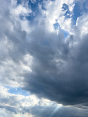 Obraz premium Dramatic Sky with Sun Rays Through Clouds