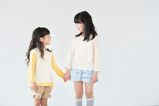 手をつなぐ姉妹