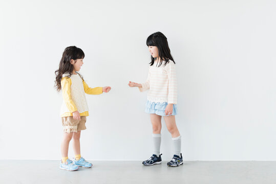じゃんけんで遊ぶ姉妹