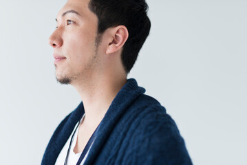 Obraz premium 30代男性の横顔ポートレート
