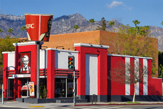KFC fast‑food restaurant exterior in Pasadena, California.
