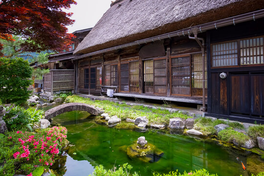 池のある民家