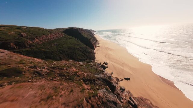 Vista a&eacute;rea de arribas escarpadas e forma&ccedil;&otilde;es rochosas junto ao mar 2