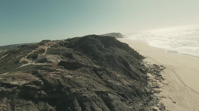 Vista a&eacute;rea de arribas escarpadas e forma&ccedil;&otilde;es rochosas junto ao mar 4