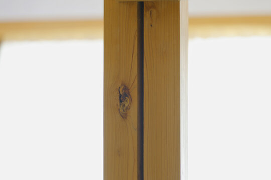 4寸(幅120mm)の檜柱で背割りを木造住宅の室内で使用した外観
