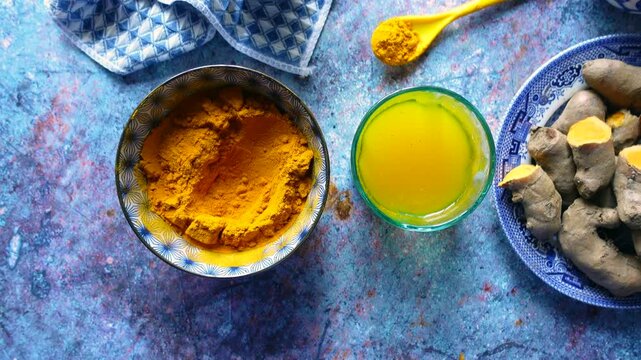 Making turmeric drink with fresh roots and powder