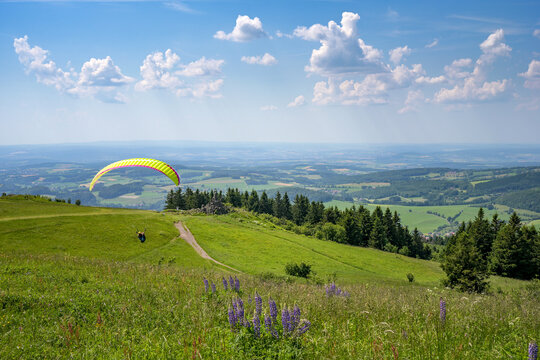 Gleitschirmfliegen auf der Wasserkuppe / Rh&ouml;n