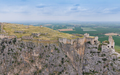 Fototapeta premium Aerial View of Anavarza Ancient City Ruins in Adana Turkey Featuring Roman Era Archaeological Remains and Historic Plateau Landscape