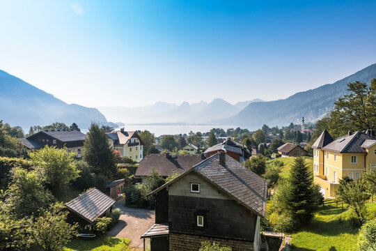 Austria, Salzburg, Sankt Gilgen, Town on shore of Lake Wolfgang in summer