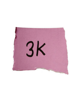 Simple pink paper note with bold black 3k text written on it transparent background