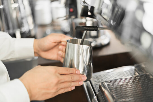 ミルクをスチームするバリスタの手元