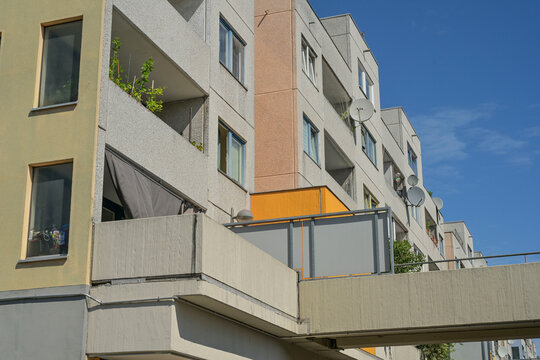 Wohnhaus, Plattenbau, Joseph-Schmidt-Stra&szlig;e, High-Deck-Siedlung, Neuk&ouml;lln, Berlin, Deutschland