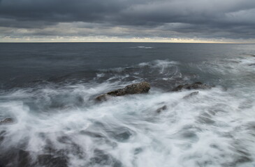 Fototapeta premium 島根県出雲市での海岸で梅雨のドラマチックな朝の風景