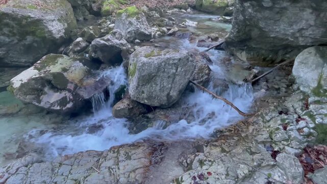 Kleiner Wasserfall an der Wei&szlig;en Achen im Chiemgau, Alpen, Bayern, Deutschland