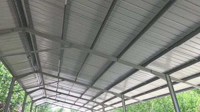 Charpente m&eacute;tallique sur hangar, b&acirc;timent, panneaux sandwich isolants couverture toiture