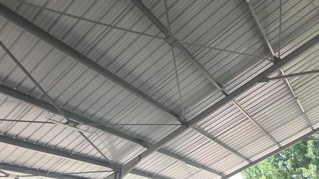 Charpente m&eacute;tallique sur hangar, b&acirc;timent, panneaux sandwich isolants couverture toiture
