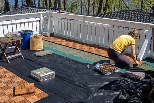 erkner, deutschland - klickfliesen auf einem balkon verlegen