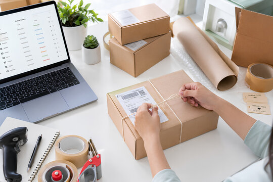 E-commerce packing and shipping process